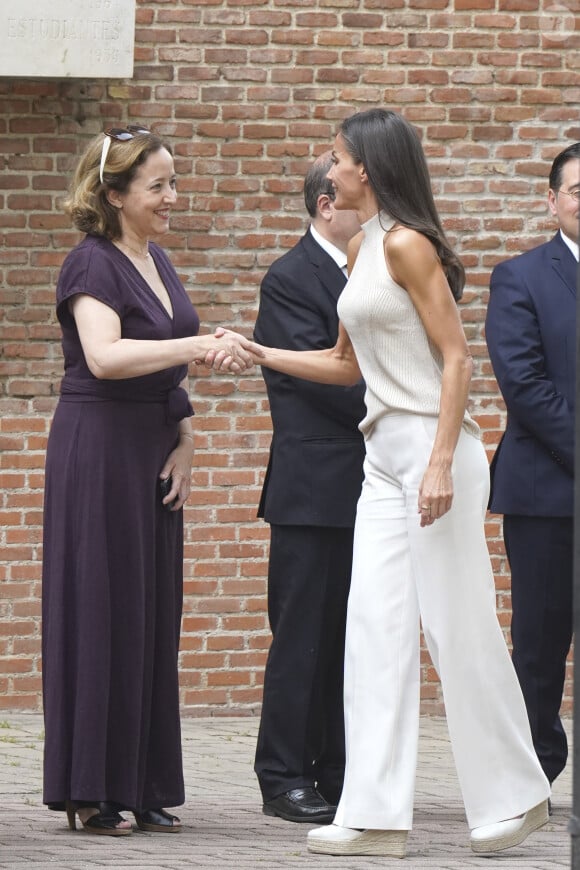 Elle était superbe dans ce look clair, et ce débardeur inattendu. 
La reine Letizia d'Espagne, la ministre des sciences et le ministre des Affaires Etrangères à son arrivée à la réunion du Conseil d'administration de la Residencia de Estudiantes. Le 27 juin 2023 à Madrid (Espagne).