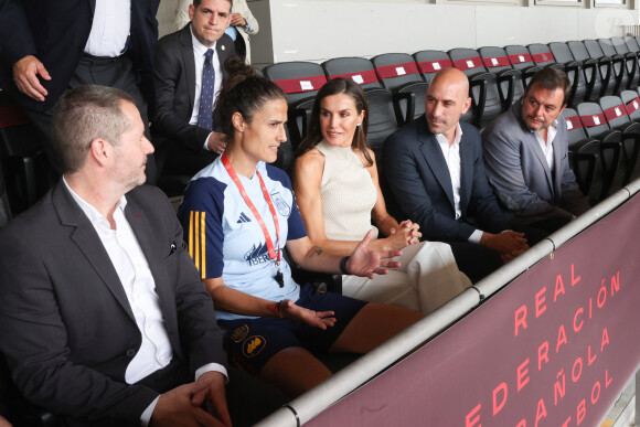 La reine Letizia d'Espagne visite le camp d'entraînement de l'équipe nationale de football participant à la Coupe du Monde Féminine de la FIFA (20 juillet - 20 août 2023), le 27 juin 2023. 