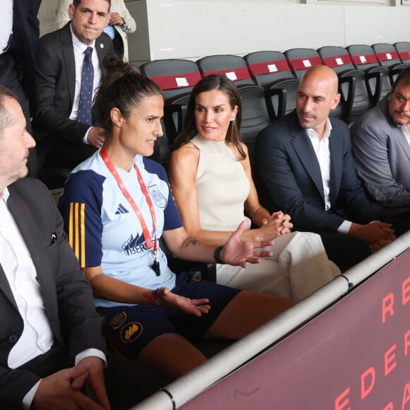 La reine Letizia d'Espagne visite le camp d'entraînement de l'équipe nationale de football participant à la Coupe du Monde Féminine de la FIFA (20 juillet - 20 août 2023), le 27 juin 2023. 