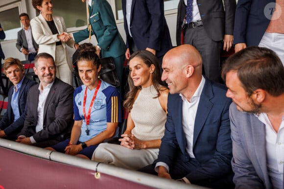 La reine Letizia d'Espagne visite le camp d'entraînement de l'équipe nationale de football participant à la Coupe du Monde Féminine de la FIFA (20 juillet - 20 août 2023), le 27 juin 2023. 