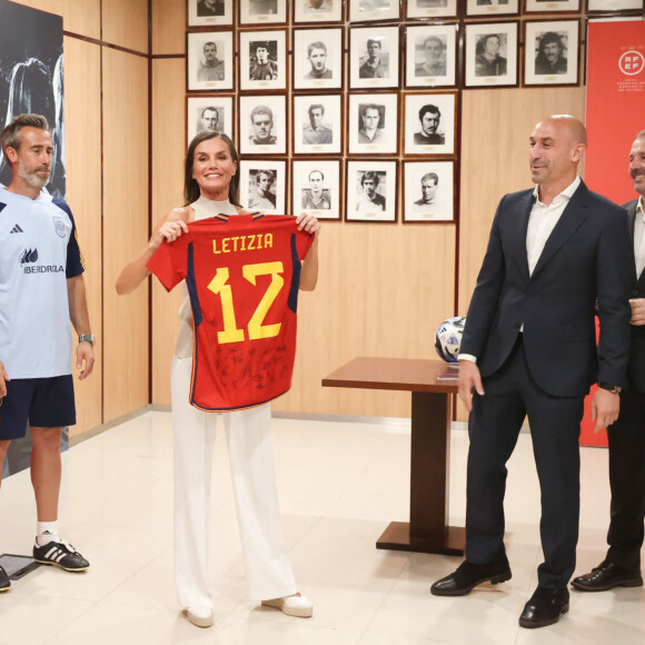 La reine Letizia d'Espagne visite le camp d'entraînement de l'équipe nationale de football participant à la Coupe du Monde Féminine de la FIFA (20 juillet - 20 août 2023), le 27 juin 2023. 