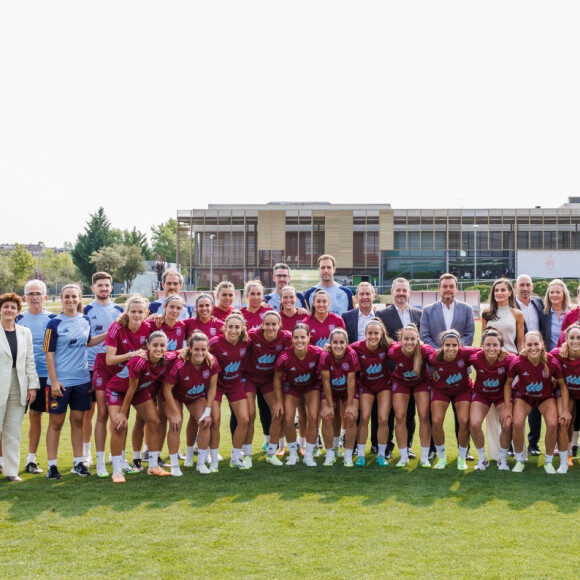 La reine Letizia d'Espagne visite le camp d'entraînement de l'équipe nationale de football participant à la Coupe du Monde Féminine de la FIFA (20 juillet - 20 août 2023), le 27 juin 2023. 