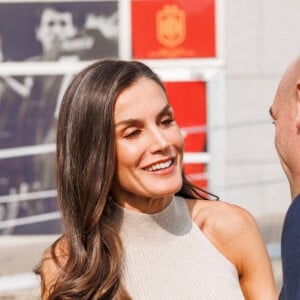 Qui montrait à quel point elle était musclée ! 
La reine Letizia d'Espagne visite le camp d'entraînement de l'équipe nationale de football participant à la Coupe du Monde Féminine de la FIFA (20 juillet - 20 août 2023), le 27 juin 2023. 