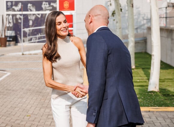 Qui montrait à quel point elle était musclée ! 
La reine Letizia d'Espagne visite le camp d'entraînement de l'équipe nationale de football participant à la Coupe du Monde Féminine de la FIFA (20 juillet - 20 août 2023), le 27 juin 2023. 