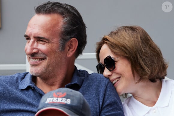 Jean Dujardin et sa femme Nathalie Péchalat - Célébrités en tribunes des Internationaux de France de tennis de Roland Garros 2023 à Paris le 11 juin 2023. © Jacovides-Moreau/Bestimage