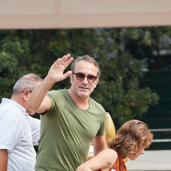  Une maison composée de quatre niveaux en plus d'un sous-sol, ayant appartenue jadis à Lino Ventura, avec un jardin en terrasses, des parterres de fleurs.
Jean Dujardin et sa femme Nathalie Péchalat - Arrivée des célébrités au Lido lors du 76ème Festival du Film de Venise à Venise en Italie, le 31 août 2019
