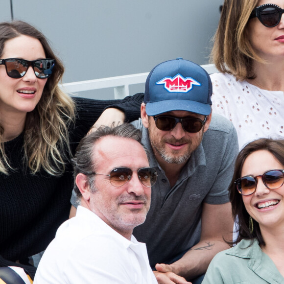 Marion Cotillard et son compagnon Guillaume Canet, Jean Dujardin et sa femme Nathalie Péchalat - People dans les tribunes lors de la finale messieurs des internationaux de France de tennis de Roland Garros 2019 à Paris le 9 juin 2019. © Jacovides-Moreau/Bestimage