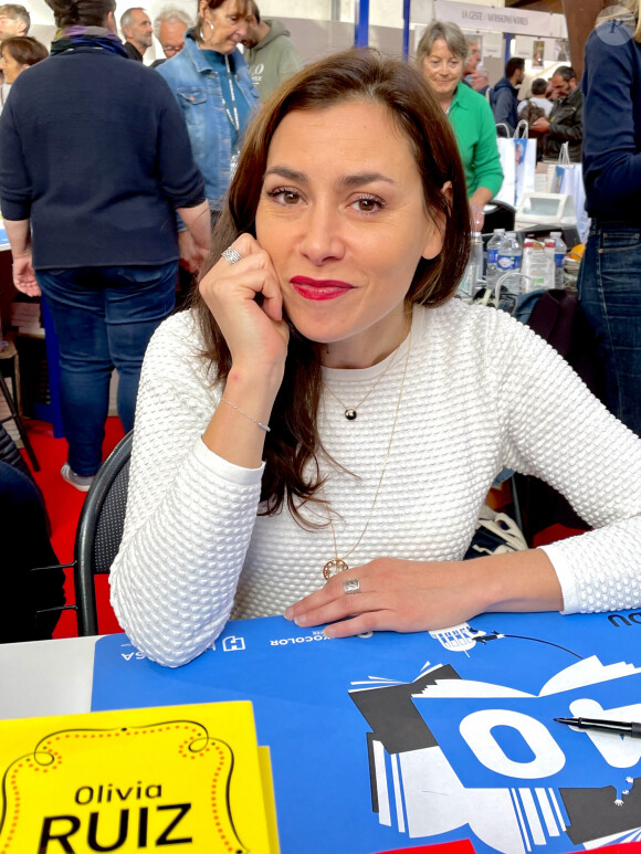 Elle a effectivement accueilli un petit Nino en novembre 2015, avec le programmateur musical Nicolas Preschey.
Olivia Ruiz lors de la 40ème Foire du Livre de Brive à Brive-la-Gaillarde, France. © Fabien Faure/Bestimage