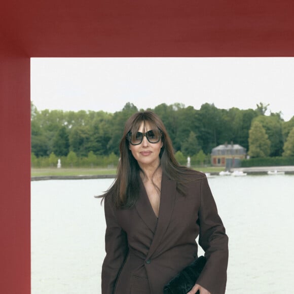 Monica Bellucci - Défilé Jacquemus collection "Le chouchou" automne-hiver 2023/2024, même si la marque est désormais déconnectée du traditionnel calendrier de la mode et livre des collections qui ne sont plus liées aux saisons, au château de Versailles, France, le 26 juin 2023. © Courtesy of Jacquemus via Bestimage