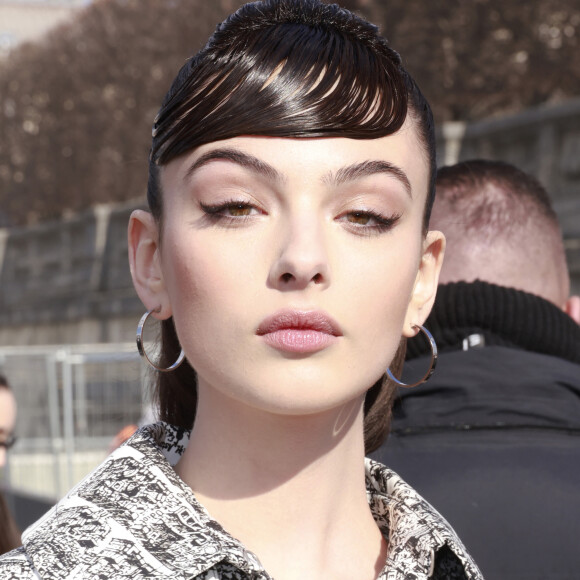 Si la jeune femme de juste 18 ans semble donc avoir la tête bien faite, elle excelle aussi sur les podiums comme récemment au défilé Jacquemus, qui se tenait au château de Versailles. 
Deva Cassel - Arrivées au défilé de mode prêt-à-porter automne-hiver 2023/2024 "Christian Dior" lors de la Fashion Week de Paris. Le 28 février 2023 © Christophe Aubert via Bestimage