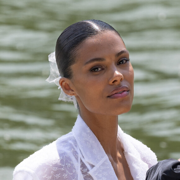 Tina Kunakey et Adèle Exarchopoulos au front row dans une barque pour le défilé Jacquemus collection "Le chouchou" automne-hiver © Olivier Borde/Bestimage