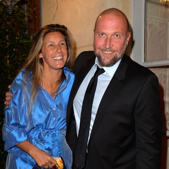 Il y possède une maison, où il se rend régulièrement avec sa compagne Gaelle.
François Damiens et sa compagne Gaëlle lors d'une visite privée et d'un dîner de gala caritatif donné en faveur des actions de l'association "Un Rien C'est Tout" au musée Rodin à Paris, France, le 19 septembre 2019. © Veeren/Bestimage 