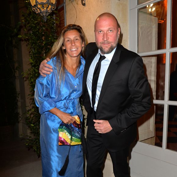 Une femme dont on ne sait pas grand-chose.
François Damiens et sa compagne Gaëlle lors d'une visite privée et d'un dîner de gala caritatif donné en faveur des actions de l'association "Un Rien C'est Tout" au musée Rodin à Paris, France, le 19 septembre 2019. © Veeren/Bestimage 