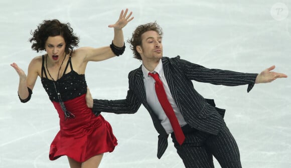 Le couple de patineurs français Nathalie Pechalat et Fabian Bourzat lors de leur programme court de danse en patinage artistique au Iceberg Skating Palace pendant les Jeux Olympiques d'Hiver de Sotchi, le 16 février 2014.