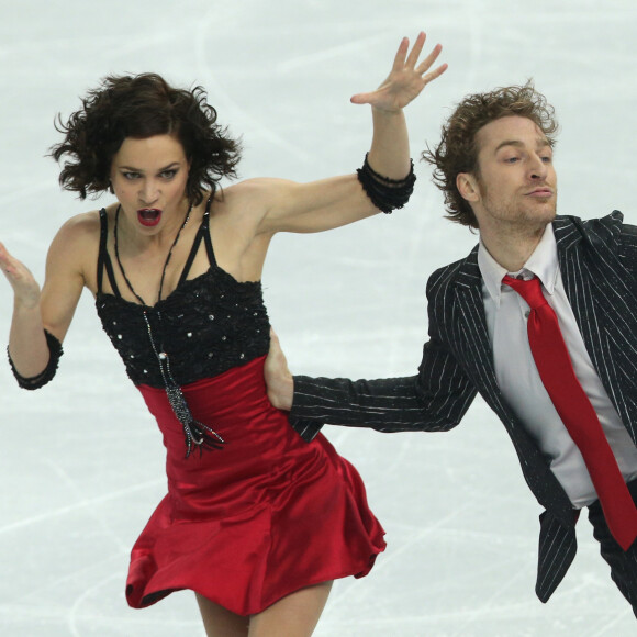 Le couple de patineurs français Nathalie Pechalat et Fabian Bourzat lors de leur programme court de danse en patinage artistique au Iceberg Skating Palace pendant les Jeux Olympiques d'Hiver de Sotchi, le 16 février 2014.