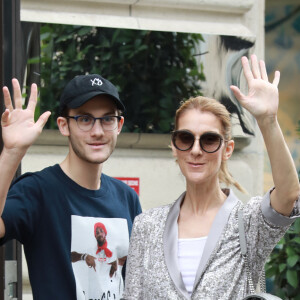Céline Dion et son fils René-Charles quittent l'hôtel Royal Monceau et se rendent chez Louis Vuitton sur les Champs-Elysées à Paris le 19 juillet 2017. 