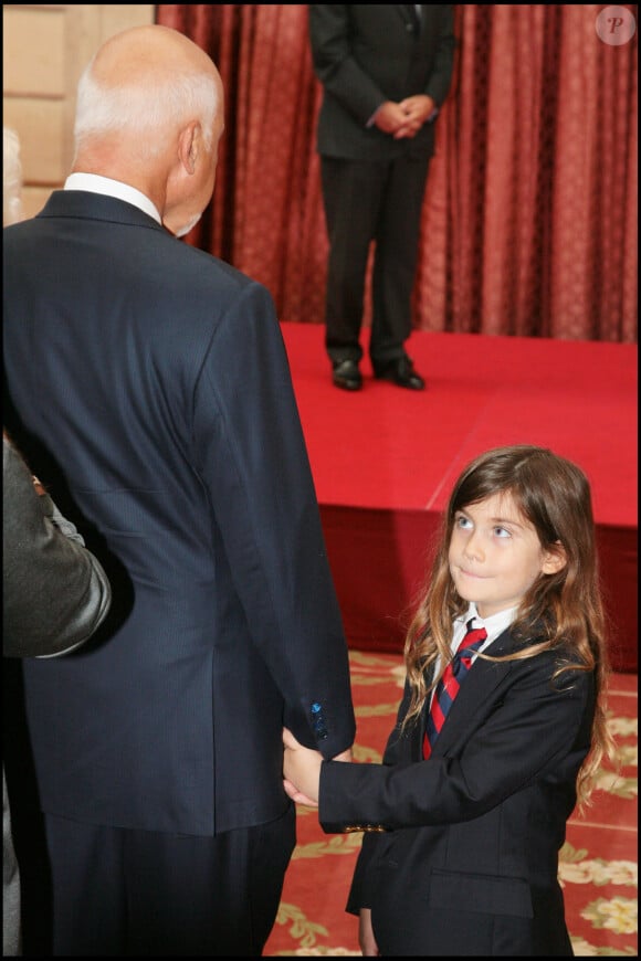 René-Charles Angélil a longtemps hypnotisé les foules, enfants, avec ses cheveux très longs.
René Angélil et son fils René-Charles - Céline Dion faite chevalier de la légion d'honneur à l'Elysée.