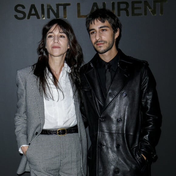 Leur fils Ben Attal se marie
Charlotte Gainsbourg et son fils Ben Attal - Photocall du défilé Saint Laurent collection Printemps-Eté 2022 lors de la fashion week à Paris, le 28 septembre 2021. © Olivier Borde/Bestimage 