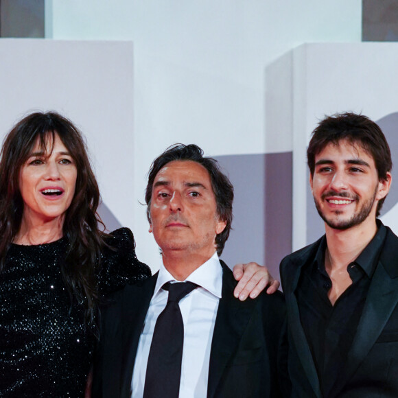 Charlotte Gainsbourg avec son compagnon Yvan Attal et son fils Ben Attal à la première de "Les Choses Humaines" au 78ème Festival International du Film de Venise (Mostra), le 9 septembre 2021. 
