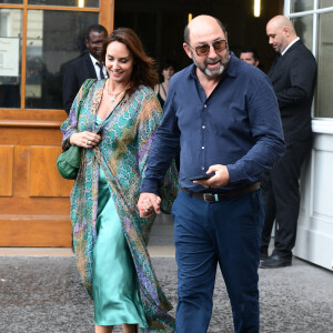 Pour l'occasion, l'animatrice avait dégainé une superbe robe en satin pour s'afficher main dans la main avec son époux comédien.
Julia Vignali et son mari Kad Merad - Mariage de Claude Lelouch à la mairie du 18ème à Paris. Le 17 juin 2023