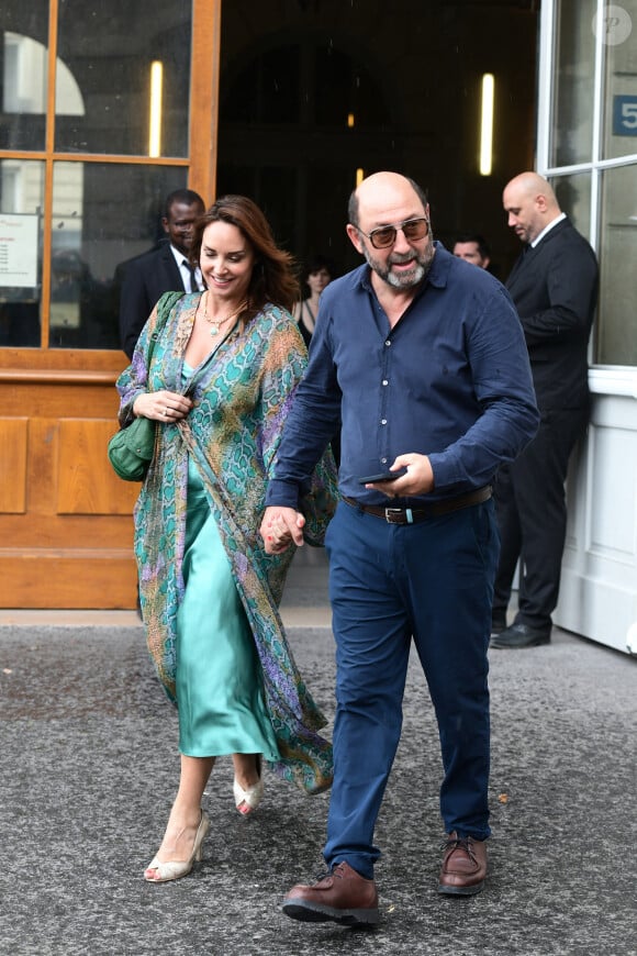 Pour l'occasion, l'animatrice avait dégainé une superbe robe en satin pour s'afficher main dans la main avec son époux comédien.
Julia Vignali et son mari Kad Merad - Mariage de Claude Lelouch à la mairie du 18ème à Paris. Le 17 juin 2023