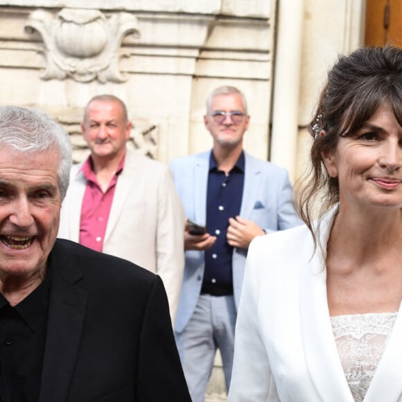 Le couple était invité à célébrer les noces du célèbre réalisateur Claude Lelouch et sa femme Valérie Perrin.
Claude Lelouch et Valérie Perrin - Mariage de Claude Lelouch à la mairie du 18ème à Paris. Le 17 juin 2023