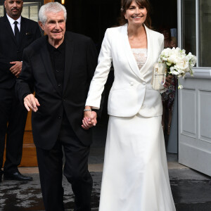 Claude Lelouch et Valérie Perrin - Mariage de Claude Lelouch à la mairie du 18ème à Paris. Le 17 juin 2023