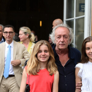 Didier Barbelivien, ses filles Louise et Lola - Mariage de Claude Lelouch à la mairie du 18ème à Paris. Le 17 juin 2023