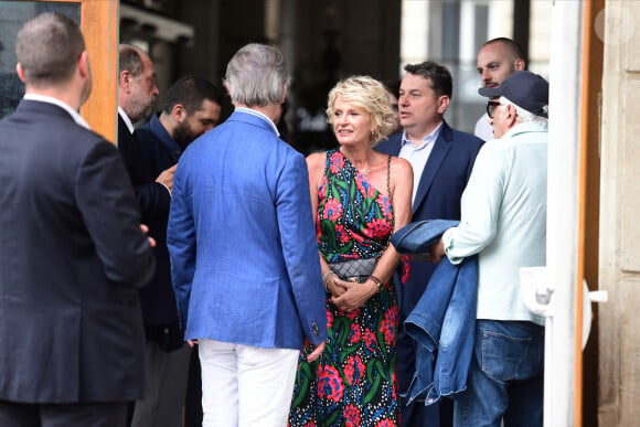 William Leymergie et sa compagne Sophie Davant, Gérard Darmon - Mariage de Claude Lelouch à la mairie du 18ème à Paris. Le 17 juin 2023