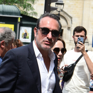 Jean Dujardin et sa femme Nathalie Pechalat - Mariage de Claude Lelouch à la mairie du 18ème à Paris. Le 17 juin 2023