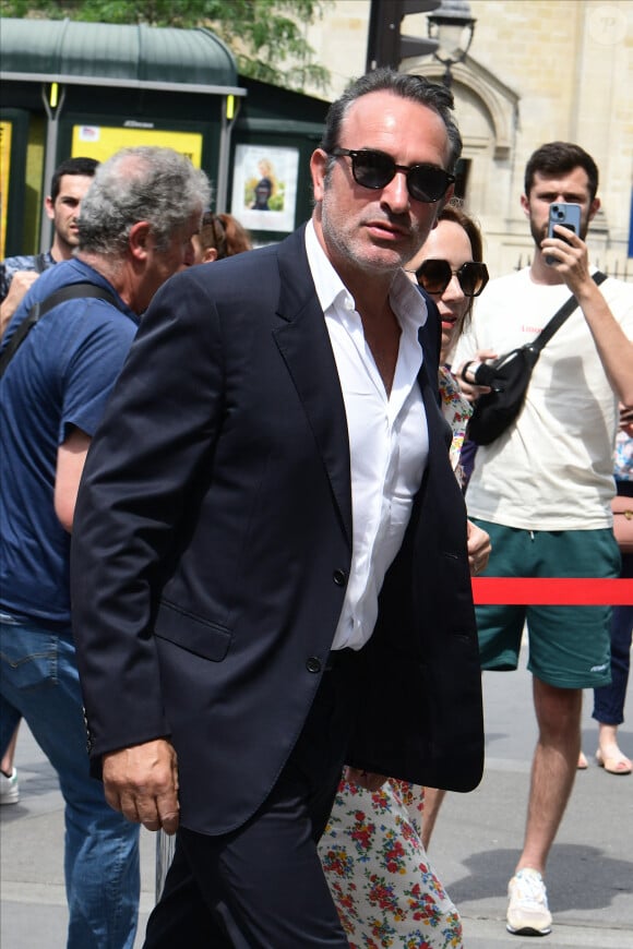 Jean Dujardin et sa femme Nathalie Pechalat - Mariage de Claude Lelouch à la mairie du 18ème à Paris. Le 17 juin 2023