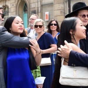 Donc beaucoup de stars.
Jalil Lespert, Joy et Jade Hallyday, Marc Veyrat - Mariage de Claude Lelouch à la mairie du 18ème à Paris. Le 17 juin 2023