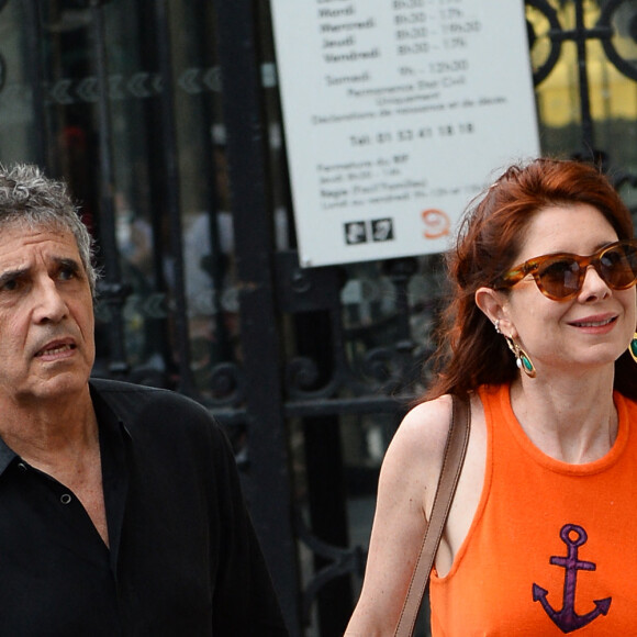 Julien Clerc et sa femme Helene - Mariage de Claude Lelouch à la mairie du 18ème à Paris. Le 17 juin 2023