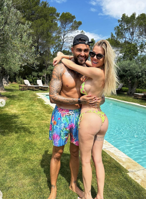 Sa cellulite visible sur les jambes.
Jessica Thivenin critiquée sur son physique, elle réagit en story Instagram.