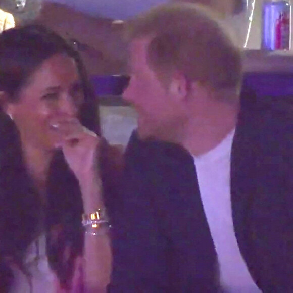 C'est la première fois depuis qu'ils ont dû remettre les clés de Frogmore Cottage que le duo apparaît en public.
Le prince Harry, duc de Sussex et Meghan Markle, duchesse de Sussex, assistent au match des Lakers à la Crypto.com Arena à Los Angeles, le 24 avril 2023.