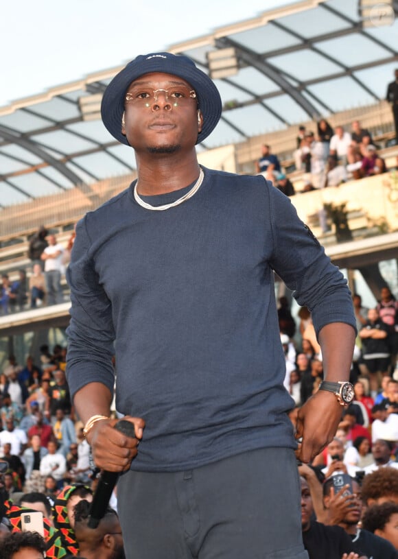 Ou encore son collègue Ninho, qui était également là pour chanter. 
Showcase de Ninho lors de la soirée des 20 ans du Quai 54 au stade Roland Garros à Paris le 2 juillet 2023. © Veeren / Bestimage 