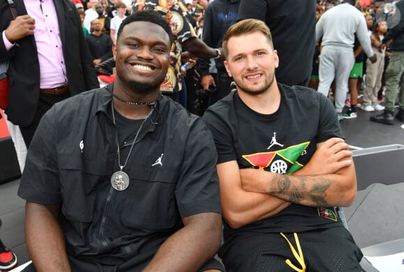 Zion Williamson, Luka Doncic - Les joueurs de la NBA Zion Williamson, Luka Doncic et Jayson Tatum (jury du Dunk Contest) lors des 20 ans du Quai 54 Streetball au Stade Roland Garros à Paris le 1er juillet 2023 © Veeren / Bestimage 