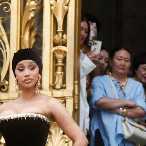 Le 3 juillet 2023, Schiaparelli a fait des merveilles entre les murs du Petit Palais.
Cardi B - Sorties du défilé de mode automne-hiver 2024 Haute-Couture "Schiaparelli" lors de la fashion week de Paris. Le 3 juillet 2023. © Christophe Clovis / Bestimage