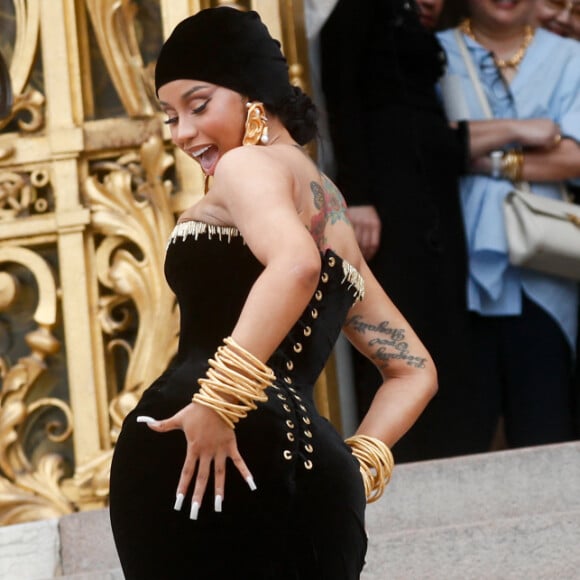 La chanteuse avait opté pour une création 100% customisée signée Schiaparelli... un carton plein !
Cardi B - Sorties du défilé de mode automne-hiver 2024 Haute-Couture "Schiaparelli" lors de la fashion week de Paris. Le 3 juillet 2023. © Christophe Clovis / Bestimage