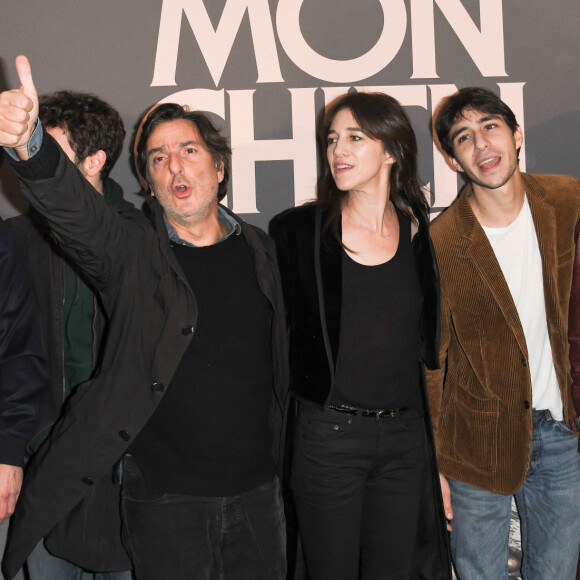 Charlotte Gainsbourg et Yvan Attal ont vécu une journée forte en émotions ! 
Pascale Arbillot, Sébastien Thiery, Pablo Venzal, Yvan Attal, sa compagne Charlotte Gainsbourg et leur fils Ben Attal et Adèle Wismes - Avant-première du film "Mon chien stupide" au cinéma UGC Normandie à Paris. © Coadic Guirec/Bestimage 