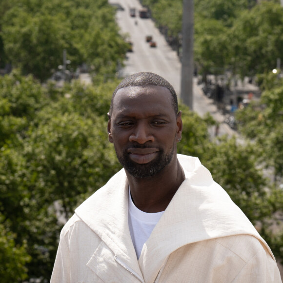 "Pensées et prières pour la famille de Dorian Damelicourt. Fidèle à la devise 'sauver ou périr' des pompiers parisiens, il est mort au feu", a écrit Omar Sy
Omar Sy - Photocall du film "Tirailleurs" lors du BCN Film Festival à Barcelone. Le 26 avril 2023 