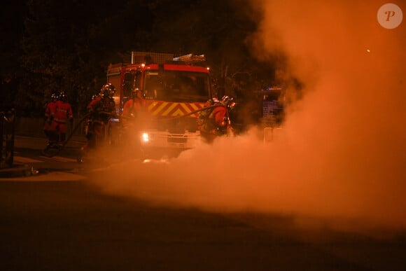 Le caporal-chef Dorian Damelincourt est mort à l'âge de 24 ans
Incidents lors de la quatrième nuit de violences à Charenton-le-Pont, France, le 30 juin 2023, après la mort du jeune Nahel, tué par un policier après un refus d'obtempérer, à Strasbourg, France, le 30 juin 2023. © Lionel Urman/Panoramic/Bestimage 