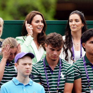 Elle a regardé le match de la jeune Katie Boulter en compagnie de deux anciennes joueuses. 
Kate Middleton, princesse de Galles, Debbie Jevans et Laura Robson - Match opposant Katie Boulter à l'australienne Daria Saville, deuxième jour de Wimbledon, Londres. 4 juillet 2023