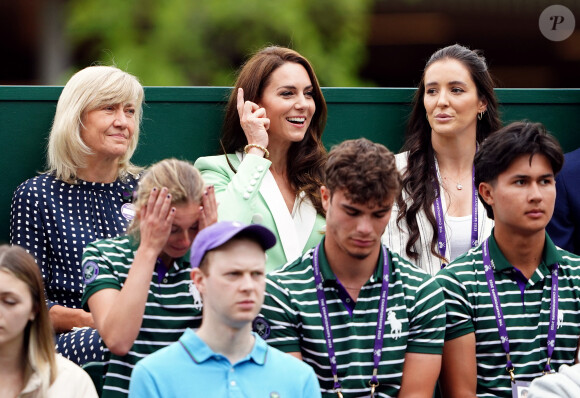 Elle a regardé le match de la jeune Katie Boulter en compagnie de deux anciennes joueuses. 
Kate Middleton, princesse de Galles, Debbie Jevans et Laura Robson - Match opposant Katie Boulter à l'australienne Daria Saville, deuxième jour de Wimbledon, Londres. 4 juillet 2023