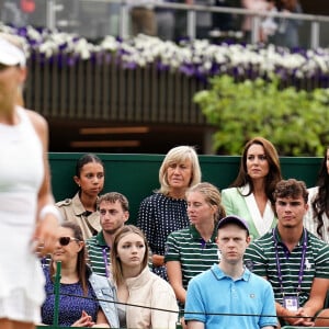 Kate Middleton, princesse de Galles, Debbie Jevans et Laura Robson - Match opposant Katie Boulter à l'australienne Daria Saville, deuxième jour de Wimbledon, Londres. 4 juillet 2023