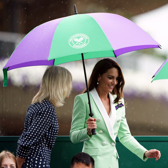 Avant que cela ne soit arrêté par la pluie. 
Catherine (Kate) Middleton dans les tribunes lors du tournoi de Wimbledon 2023 au All England Lawn Tennis and Croquet Club de Londres, Royaume Uni, le 4 juillet 2023. 