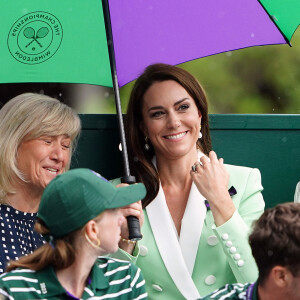 Kate Middleto a bravé la pluie pour aller voir des matchs à Wimbledon.
Catherine (Kate) Middleton dans les tribunes lors du tournoi de Wimbledon au All England Lawn Tennis and Croquet Club de Londres, Royaume Uni. 