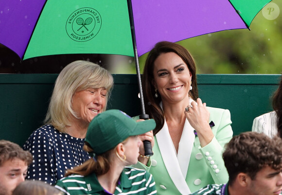 Kate Middleto a bravé la pluie pour aller voir des matchs à Wimbledon.
Catherine (Kate) Middleton dans les tribunes lors du tournoi de Wimbledon au All England Lawn Tennis and Croquet Club de Londres, Royaume Uni. 