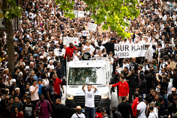 Mounia, la mère de Nahel en ouverture de cortège sur le camion lors de la marche blanche organisée en hommage à Nahel jeune homme tué par un policier après un refus d'obtempérer, à Nanterre, France, le 29 juin 2023. 6 200 personnes sont présentes, selon la police. © Jean-Baptiste Autissier/Panoramic/bestimage