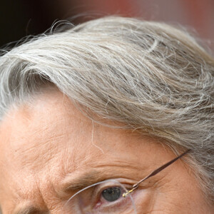 La première ministre Elisabeth Borne et le ministre de l'Intérieur Gérald Darmanin s'entretiennent avec des policiers devant le commissariat d'Evry-Courcouronnes, au sud de Paris le 30 juin 2023. © Stefano Rellandini / Pool / Bestimage
